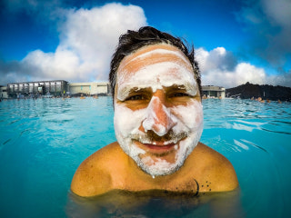 Mann im Salzwasserpool mit Salz im Gesicht