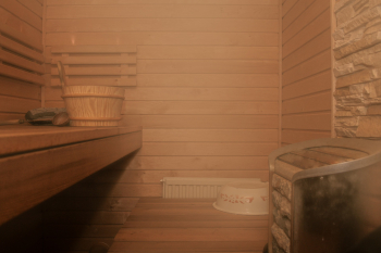 Der Innenraum einer Sauna während dem Betrieb.
