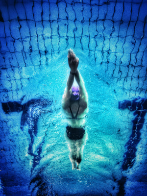 Sportschwimmerin beim Schwimmen. Perspektive vom Poolboden