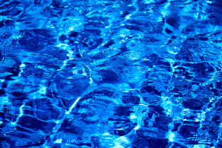 Klares Poolwasser durch Wasserpflege