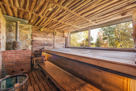 Sauna aus Stein und Holz