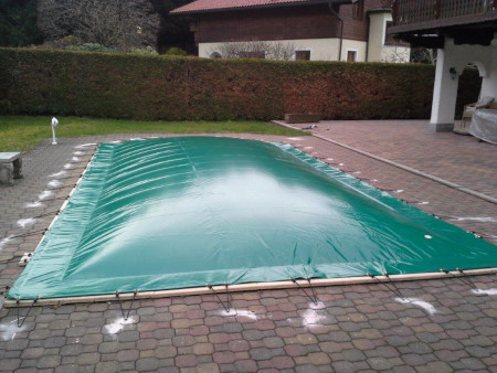 Ein Pool mit einer aufblasbaren Pool Winterabdeckung