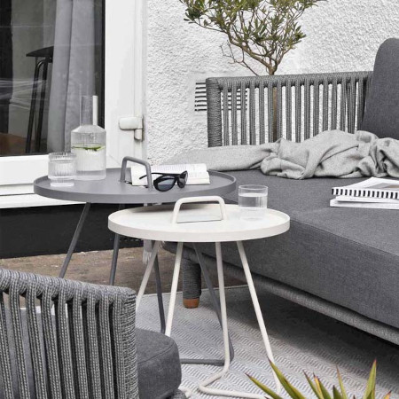 Ein kleiner Tisch auf einem Balkon – die Hausbesitzer waren Gartenmöbel kaufen