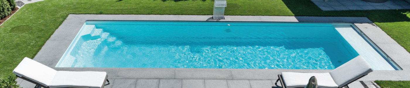 Ein Garten ist mit einem Schwimmbecken ausgestattet – die Besitzer waren einen Pool kaufen