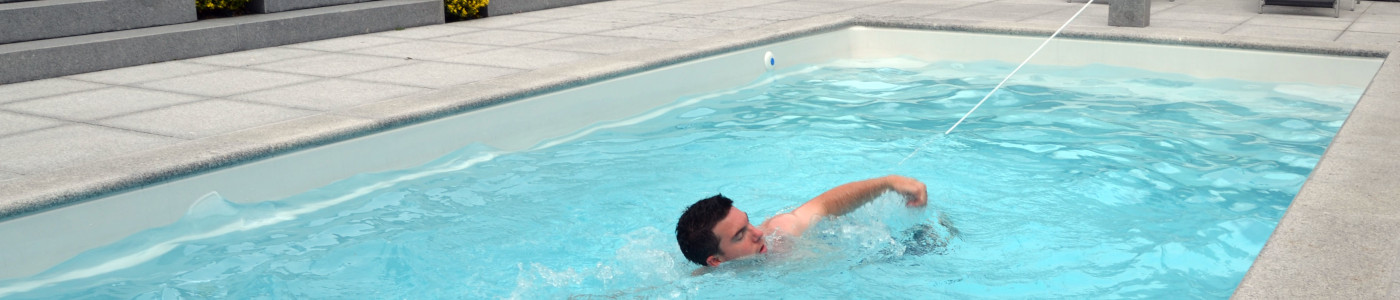Ein Mann trainiert mit einem Pool Schwimmgurt