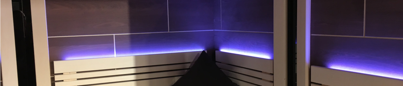 Eine Kabine wird mit Sauna Beleuchtung ausgestrahlt