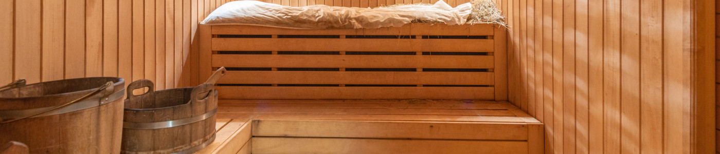 Eine ausgestattet Sauna – Restposten ermöglichen eine Wellnessoase auch bei kleinem Budget