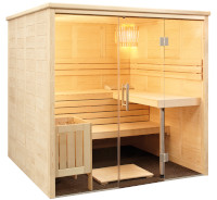 Sauna mit Glasfront und hellem Holz
