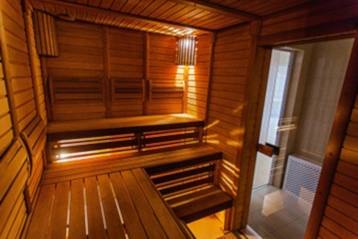 Eine Sauna mit beleuchteten Bänken.