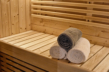  - Saunabank abschleifen - Die richtige Pflege für Ihre Sauna