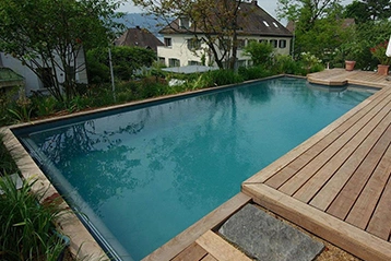 Ein eingelassener Pool im Garten Holz Umrandung