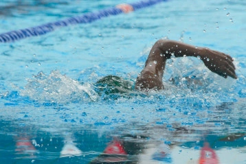Ein Sportschwimmer schwimmt Bahnen im Schwimmbad